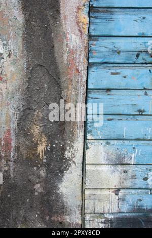 Alte Holzplatte mit abblätternder blauer Farbe auf horizontalen Platten Stockfoto