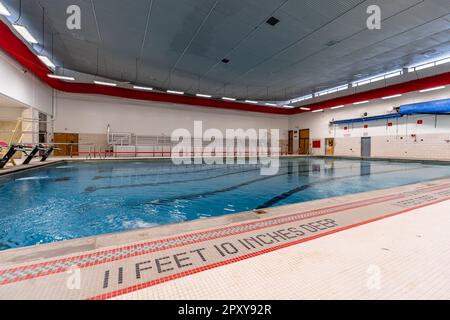 Öffentlicher Innenpool/Natatorium mit Fliesenspuren. Stockfoto