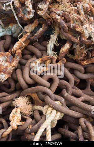 Rostige Metallketten mit Seilen Stockfoto