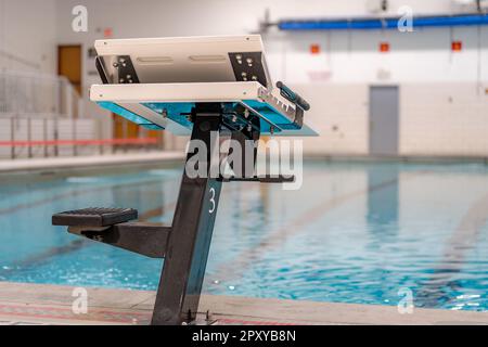 Startblock in einem öffentlichen Innenpool/Natatorium Sportanlage. Stockfoto