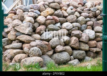 Ein Stapel farbiger Steine wird übereinander gestapelt. Stockfoto