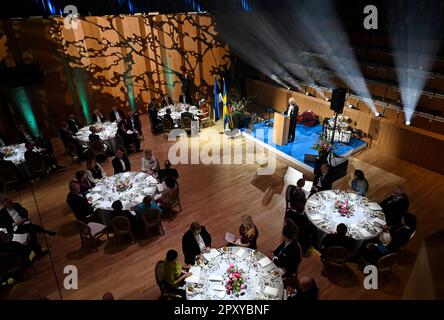 Der schwedische König Carl Gustaf hält eine Rede bei einem Staatsessen, das vom Präsidenten Estlands am 2. Mai 2023 in Viimsi Artium, Tallinn, Estland, ausgerichtet wurde Stockfoto