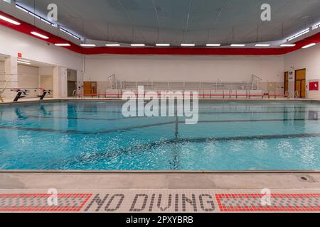 Öffentlicher Innenpool/Natatorium mit Fliesenspuren. Stockfoto