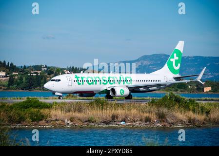 Kerkyra, Griechenland - 09 24 2022: Flughafen Korfu, Transavia Flugzeug Startet Von Der Kürzesten Landebahn. Konzept von Touristenzielen und Urlauben in Stockfoto