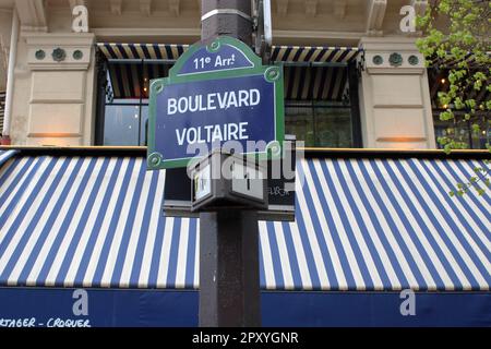 Ansicht der Beschilderung mit dem Boulevard Voltaire, einer Hauptarterie im 11. Arrondissement in Paris, Frankreich. Stockfoto