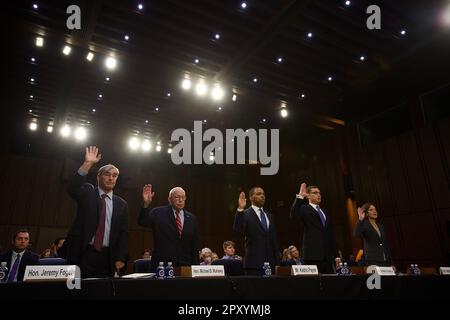 Von links nach rechts: Jeremy Fogel, Exekutivdirektor des Berkeley Judicial Institute und ehemaliger Richter des US-Bezirks für den Northern District of California; Michael B. Mukasey, ehemaliger US-Generalstaatsanwalt und ehemaliger US-Bezirksrichter für den Southern District of New York; Kedric Payne, Vice President, General Counsel, & Senior Director of Ethics Campaign Legal Center; Thomas H. Dupree Jr., Partner und Co-Vorsitzender der Berufungs- und Verfassungsrechtspraxis GroupGibson, Dunn & Crutcher; und Amanda Frost, John A. Ewald Jr. Forschungsprofessor für Recht an der University of Virginia School of Law; A Stockfoto