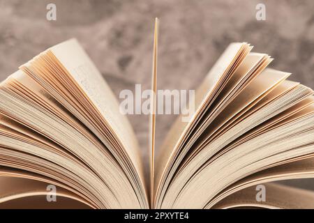 Makroaufnahme der geöffneten Buchseiten. Bildungs- und Studienkonzept. Ränder von Papierbüchern in Nahaufnahme. Stockfoto