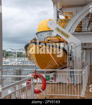 Strömstad, Schweden - Juli 31 2021: Mann über Bord des Rettungsboots auf der Passagierfähre Color Hybrid. Stockfoto