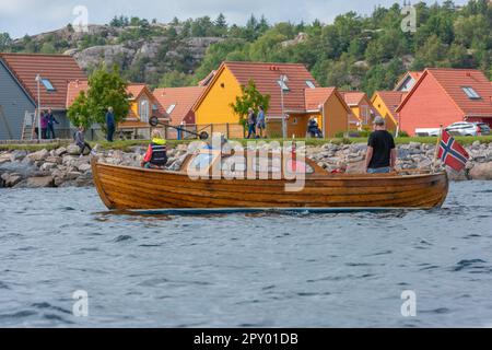 Lindesnes, Norwegen - August 08 2021: Traditionelles Holzboot auf See. Stockfoto