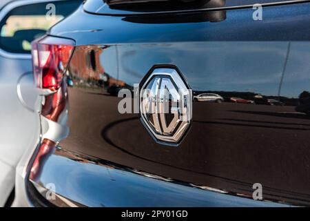 Göteborg, Schweden - september 26 2021: MG-Logo auf der Rückseite eines schwarzen ZS EV-Elektroautos. Stockfoto