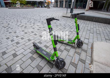 Oslo, Norwegen - Oktober 13 2021: Drei grüne elektrische Roller von Ryde, Bydue und ShareBike. Stockfoto