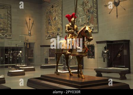 Ein Ritter in voller Rüstung auf dem Pferderücken findet im Panzerplatz im Cleveland Museum of Art statt. Stockfoto