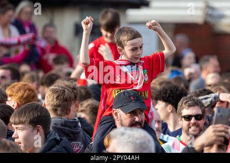 Wrexham, Großbritannien. 02. Mai 2023. Ein junger Wrexham AFC-Fan singt während der Wrexham AFC Vanarama National League Victory Parade in Wrexham, Wales, Großbritannien, am Dienstag, den 2. Mai 2023 (Foto: Phil Bryan/Alamy Live News) Stockfoto