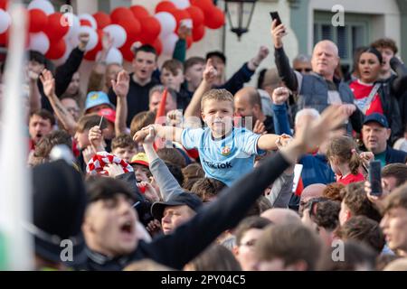 Wrexham, Großbritannien. 02. Mai 2023. Ein junger Wrexham AFC-Fan singt während der Wrexham AFC Vanarama National League Victory Parade in Wrexham, Wales, Großbritannien, am Dienstag, den 2. Mai 2023 (Foto: Phil Bryan/Alamy Live News) Stockfoto