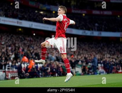 Der Martin Odegaard von Arsenal feiert das erste Tor seiner Seite während des Premier League-Spiels im Emirates Stadium in London. Foto: Dienstag, 2. Mai 2023. Stockfoto