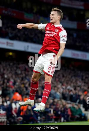 Der Martin Odegaard von Arsenal feiert das erste Tor seiner Seite während des Premier League-Spiels im Emirates Stadium in London. Foto: Dienstag, 2. Mai 2023. Stockfoto