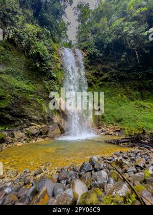 Wunderschöner Blick aus der Vogelperspektive auf den Costa Rica Wasserfall in Bajos de Toro, mit türkisfarbenem Wasser inmitten des Regenwaldes Stockfoto