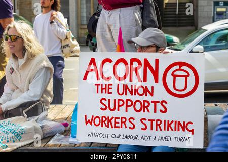 National Education Rally in Falmouth, Cornwall während der mehrtägigen Streikaktion der Lehrer für bessere Bezahlung und Arbeitsbedingungen. Stockfoto