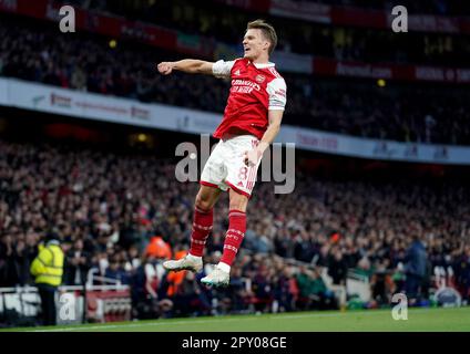 Der Martin Odegaard von Arsenal feiert das erste Tor seiner Seite während des Premier League-Spiels im Emirates Stadium in London. Foto: Dienstag, 2. Mai 2023. Stockfoto