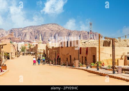 Altstadtstraße Al Ula mit Ruinen Schlammhütten, Provinz Medina, Saudi-Arabien Stockfoto