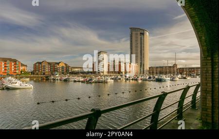 Editorial Swansea, UK - 13. April 2023: Der Meridian Tower, das höchste Gebäude in Wales an der Swansea Marina, mit 107m m (351ft Fuß). Stockfoto