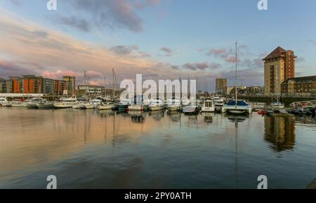 Editorial Swansea, UK - 13. April 2023: Yachten liegen im Sperrgebiet des River Tawe in Swansea Marina, South Wales, UK Stockfoto