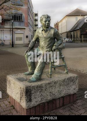 Editorial Swansea, UK - 13. April 2023: Statue des walisischen Dichters Dylan Thomas vom Bildhauer John Doubleday in der Nähe des Theaters, das seinen Namen in Swans trägt Stockfoto