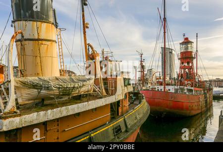 Editorial Swansea, UK - 13. April 2023: Touristenattraktionen, der Lightship Helwick und Schleppboot Canning im Maritime Museum in Swansea Marina, South Stockfoto