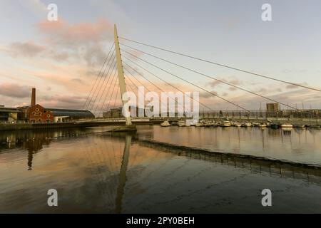 Editorial Swansea, UK - 13. April 2023: The Millennium Bridge over the River Tawe in Swansea, Wales, UK, auch bekannt als Sail Bridge. Stockfoto