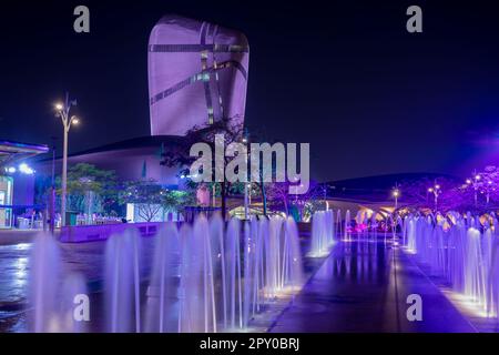 Beleuchtete Brunnen und modernes Gebäude im Hintergrund, Al Khobar, Saudi-Arabien Stockfoto