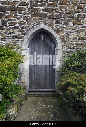 Eine alte, verschlissene hölzerne Kirchentür Stockfoto