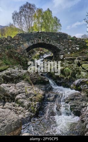 Barrow Beck, die über die Ashness Bridge, in der Nähe von Keswick, Lake District, Cumbria, kaskadiert Stockfoto