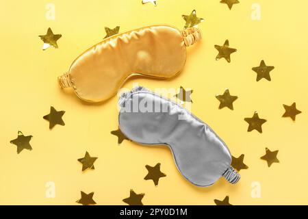 Schlafmasken und Sterne auf gelbem Hintergrund Stockfoto