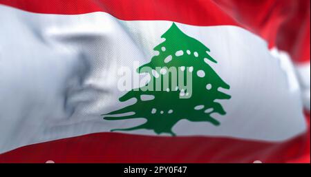 Detail der libanesischen Nationalflagge. Die Libanesische Republik ist ein Staat des Nahen Ostens mit Blick auf das Mittelmeer. Geriffelter Stoff. Textu Stockfoto