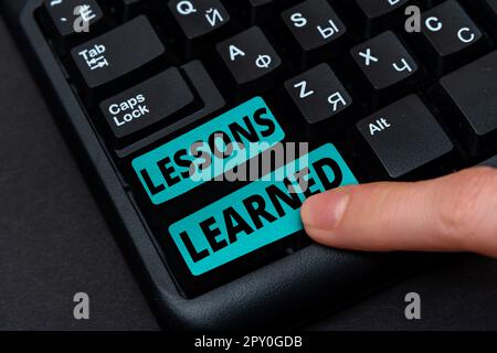 Unterschreiben Sie die gewonnenen Erkenntnisse, fördern Sie die Weitergabe von Erkenntnissen und nutzen Sie die aus der Erfahrung gewonnenen Kenntnisse Stockfoto