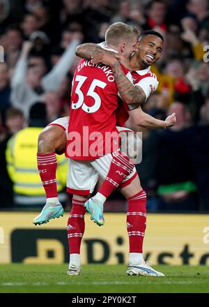 Arsenals Gabriel Jesus (rechts) feiert mit Arsenals Oleksandr Zinchenko, nachdem er während des Premier League-Spiels im Emirates Stadium, London, das dritte Tor seiner Seite erzielt hat. Foto: Dienstag, 2. Mai 2023. Stockfoto