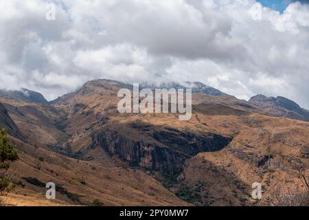 Nationalpark Andringitra, Region Haute Matsiatra, Madagaskar, wunderschöne Berglandschaft mit Pfad zum Chameleon-Gipfel und den Massifen. Wandern in Andrin Stockfoto