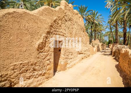 Al Ula zerstörte die Altstadt mit Palmen entlang der Straße, Saudi-Arabien Stockfoto