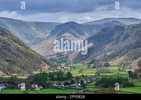 Eagle Crag und Heron Crag, Rosthwaite und Borrowdale, gesehen von Castle Crag, in der Nähe von Grange, Borrowdale, Lake District, Cumbria Stockfoto