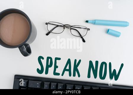 Textzeichen mit dem „Speak Now, Internet“-Konzept Kommunizieren Sie uns Ihre Gefühle und Informationen Stockfoto