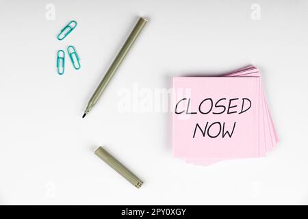 Inspiration mit dem Schild „Closed Now“, dem Internetkonzept eines Unternehmens, das seinen Handel insbesondere für einen kurzen Zeitraum eingestellt hat Stockfoto