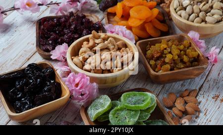 Verschiedene Trockenfrüchte: Trockene Pflaumen, Kiwis, Rosinen, Nüsse, Pistazien. TU BiShvat ein jüdisches Urlaubskonzept Stockfoto