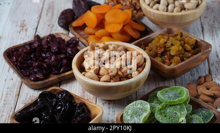 Verschiedene Trockenfrüchte: Trockene Pflaumen, Kiwis, Rosinen, Nüsse, Pistazien. TU BiShvat ein jüdisches Urlaubskonzept Stockfoto