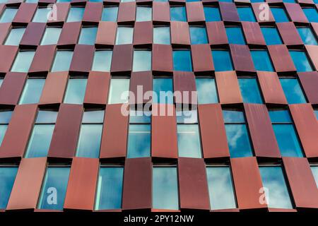 Mölndal, Schweden - Oktober 17 2021: Metall- und Glasfassade eines Hotels. Stockfoto