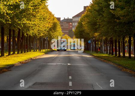 Göteborg, Schweden - Oktober 17 2021: Västtrafik Bus fährt die Lindholmsalleen hinunter. Stockfoto