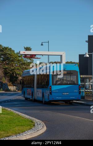 Göteborg, Schweden - november 21 2021: Elektrobus- und Ladeportal in Fiskebäck. Stockfoto