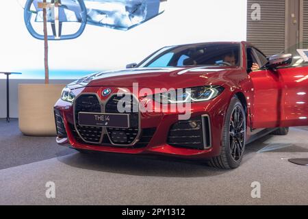 Göteborg, Schweden - dezember 05 2021: Rot 2022 BMW i4 M50 ausgestellt. Stockfoto