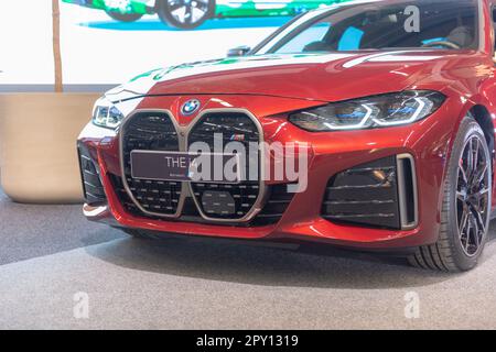 Göteborg, Schweden - dezember 05 2021: Rot 2022 BMW i4 M50 ausgestellt. Stockfoto