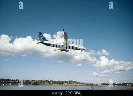 Kerkyra, Griechenland - 09 24 2022: Ryanair Landet Am Flughafen Korfu. Das Konzept Der Reise Zu Getrennten Orten Und Inseln. Air Service Zwischen Stockfoto