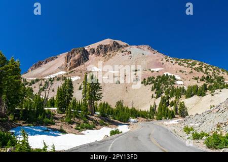 Offene Straße in Richtung Berg im Lassen Volcanic National Park, CA Stockfoto